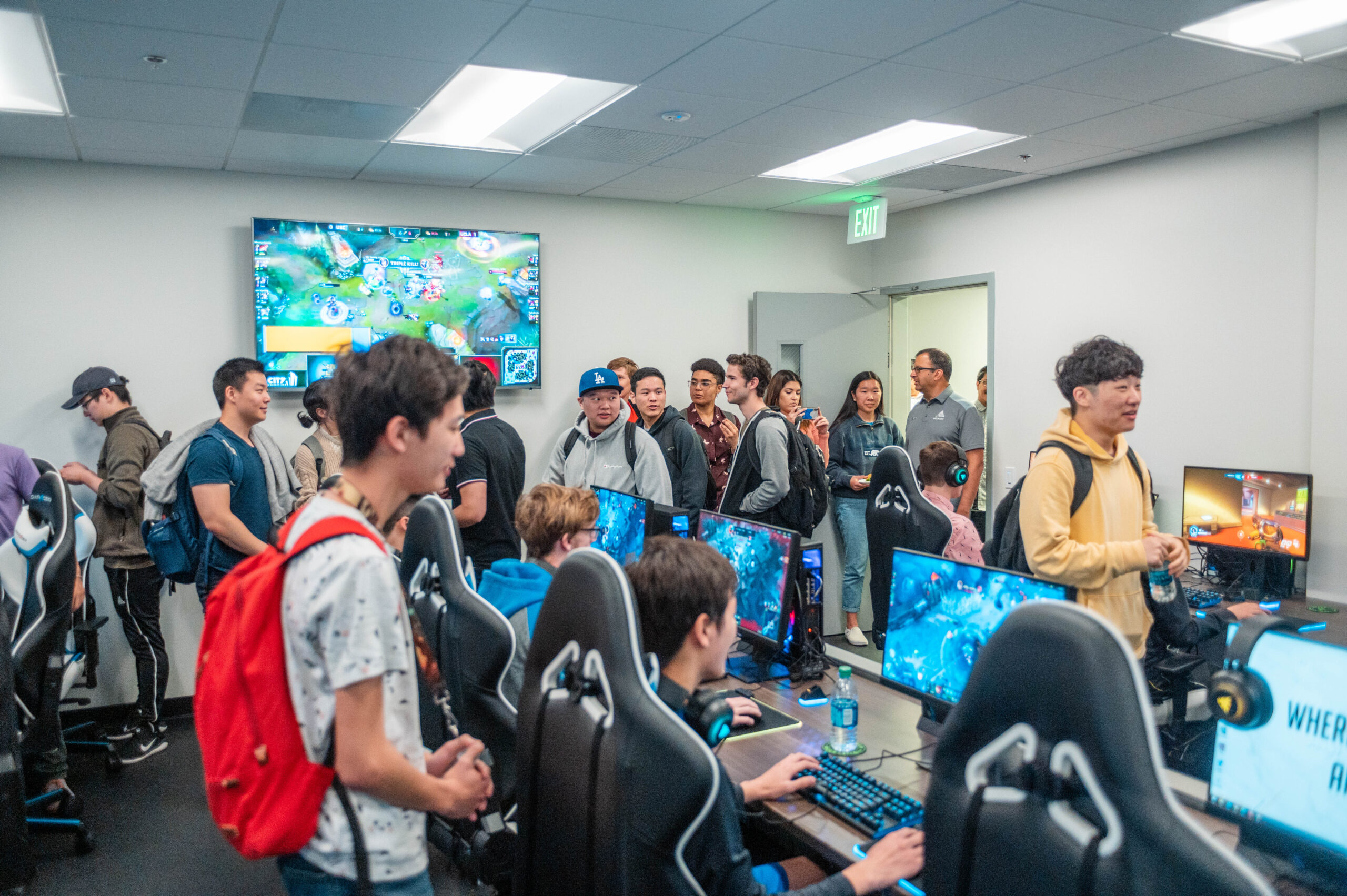 Players from UCLA’s esports teams admire the new equipment and watch teammates play. By Jason Keany/UCLA
